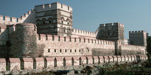Τα επιβλητικά τείχη της Κωνσταντινούπολης στέκουν σχεδόν 1600 χρόνια