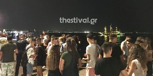 Κόσμος στο σημείο όπου έπεσε η γυναίκα