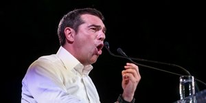 Ο Αλέξης Τσίπρας μιλά στην πλ. Ασωμάτων στο Θησείο