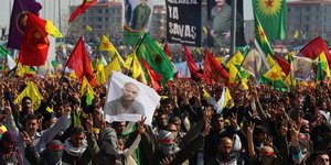 Κούρδοι διαδηλώνουν με σημαίες και πανό