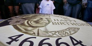 Μια τεράστια τούρτα για τα 90α γενέθλια του Νέλσον Μαντέλα με το κωδικό όνομα που είχε ο Νοτιοαφρικανός στις φυλακές