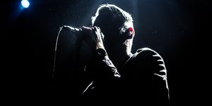 Τραγουδιστής με μικρόφωνο