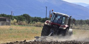Αγρότης οργώνει το χωράφι του με το τρακτέρ