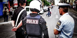 Τρεις αστυνομικοί στον δρόμο