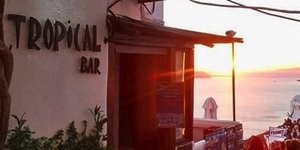 Tropical bar στη Σαντορίνη