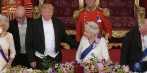 Η στιγμή που ο Τραμπ απλώνει το χέρι στην πλάτη της βασίλισσας Ελισάβετ