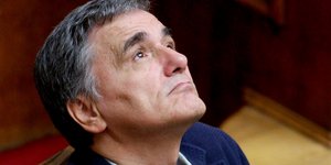 Τσακαλώτος κοιτάει ουρανό