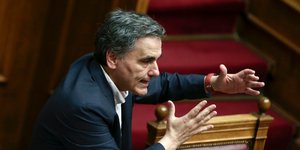 Τσακαλώτος Βουλή κάνει έντονες κινήσεις