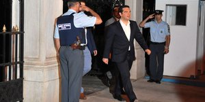 Ο Αλέξης Τσίπρας τον Ιούνιο του 2015 έξω από το Μέγαρο Μαξίμου 