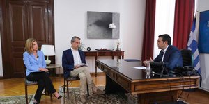 Ο Αλέξης Τσίπρας μιλάει σε δημοσιογράφους, στο γραφείο του