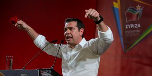 Ο Αλέξης Τσίπρας μιλά στην προεκλογική συγκέντρωση του ΣΥΡΙΖΑ στην Καβάλα