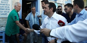 Ο Αλέξης Τσίπρας χαιρετά κατοίκους νησιού