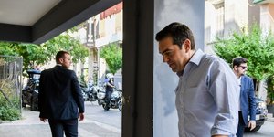 Ο Αλέξης Τσίπρας σκυφτός
