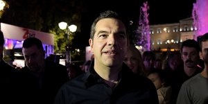 Ο Αλέξης Τσίπρας στο Σύνταγμα στα εκλογικά περίπτερα Δούρου-Ηλιόπουλου 