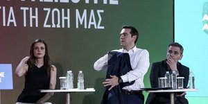 Ο Αλέξης Τσίπρας με την Εφη Αχτσιόγλου και τον Ευκλείδη Τσακαλώτο 