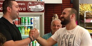 Ο Δημήτρης Τζανακόπουλος σε περιοδεία στα Κάτω Πετράλωνα