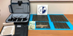 Βαλίτσα με ναρκωτικά και χρήματα