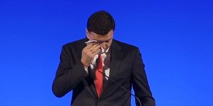 Βασίλης Κικίλιας με μαντήλι σκούπισε τα δάκρυά του