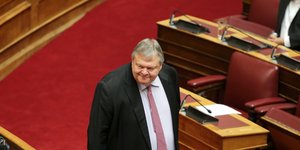 Βενιζέλος στη Βουλή με φόντο κόκκινο χαλί