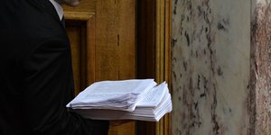 Στο παρά πέντε η κυβέρνηση πάει στη Βουλή 2 συμβάσεις και 2 νομοσχέδια