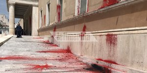 Ελεύθερα τα μέλη του Ρουβίκωνα που έκαναν την επίθεση στην Βουλή αφού πλήρωσαν την εγγύηση