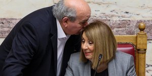 Ο Νίκος Βούτσης και η Τασία Χριστοδουλοπούλου στη Βουλή