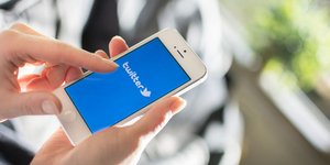 Γυναίκα μπαίνει στην εφαρμογή του twitter από το κινητό της