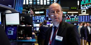 Χρηματιστής στην Νέα Υόρκη κοιτάζει δείκτες