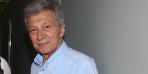 Ο Γιάννης Φέρτης με μπλε πουκάμισο και τζιν παντελόνι