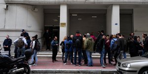 Υπάλληλοι έξω από το Υπουργείο Υγείας