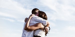 Ενα ζευγάρι αγκαλιασμένο με φόντο τον ουρανό