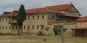 Ο αέρας πήρε τα κεραμίδια από τη στέγη