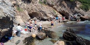 Παραλία στο Πόρτο Ράφτη με πολίτες