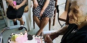 Η γιαγιά Κατερίνα Καρνάρου από τα Κρέστενα Ηλείας