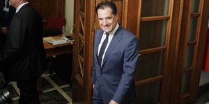 Αδωνις Γεωργιάδης προχωραει και γελάει