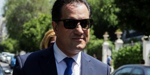 Αδωνις Γεωργιάδης με γυαλιά