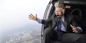 Ο Μπόρις Τζόσον στο ελικόπτερο