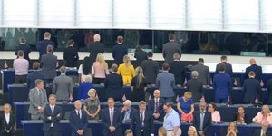 H στιγμή που οι Βρετανοί ευρωσκεπτικιστές ευρωβουλευτές στρέφουν την πλάτη στον ευρωπαϊκό ύμνο