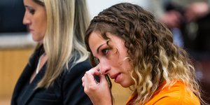 H Μπρίτανι Ζαμόρα ακούει την ετυμηγορία του δικαστηρίου