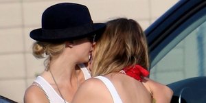 Κάρα Ντελεβίν Ασλεϊ, στο Σεν Τροπέ