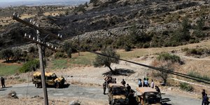 Μέλη των τουρκοκυπριακών δυνάμεων ασφαλείας επιτηρούν το σημείο όπου συντρίβη ο πύραυλος