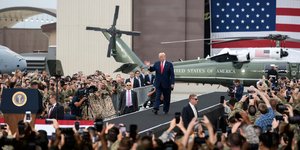 Φανφάρες και παράτες ετοιμάζει ο Τραμπ για την 4η Ιουλίου