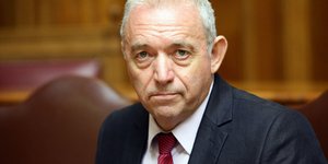 Ευθύμης Λέκκας με κόκκινη γραβάτα
