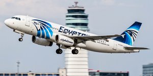 Αεροπλάνο της Egyptair μπροστά σε πύργο ελέγχου