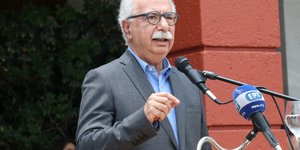 Κώστας Γαβρόγλου γκρι σακάκι