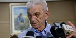 Γιάννης Μπουτάρης με γαλάζιο πουκάμισο