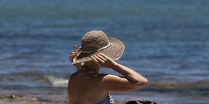 Γυναίκα με ψάθινο καπέλο