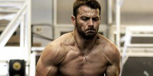 Ο Γιώργος Αγγελόπουλος κάνει γυμναστική ημίγυμνος