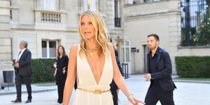 Η Γκουίνεθ Πάλτροου με λευκό μακρύ φόρεμα