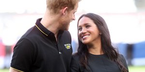 Ο πρίγκιπας Χάρι και η Μέγκαν Μαρκλ κοιτάζουν τρυφερά ο ένας τον άλλον